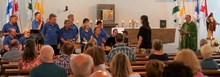  Der Funke der Freude und Begeisterung springt über: Ein froher Gottesdienst mit dem Chor der Lebenshilfe und den Jugendlichen in St. Elisabeth.